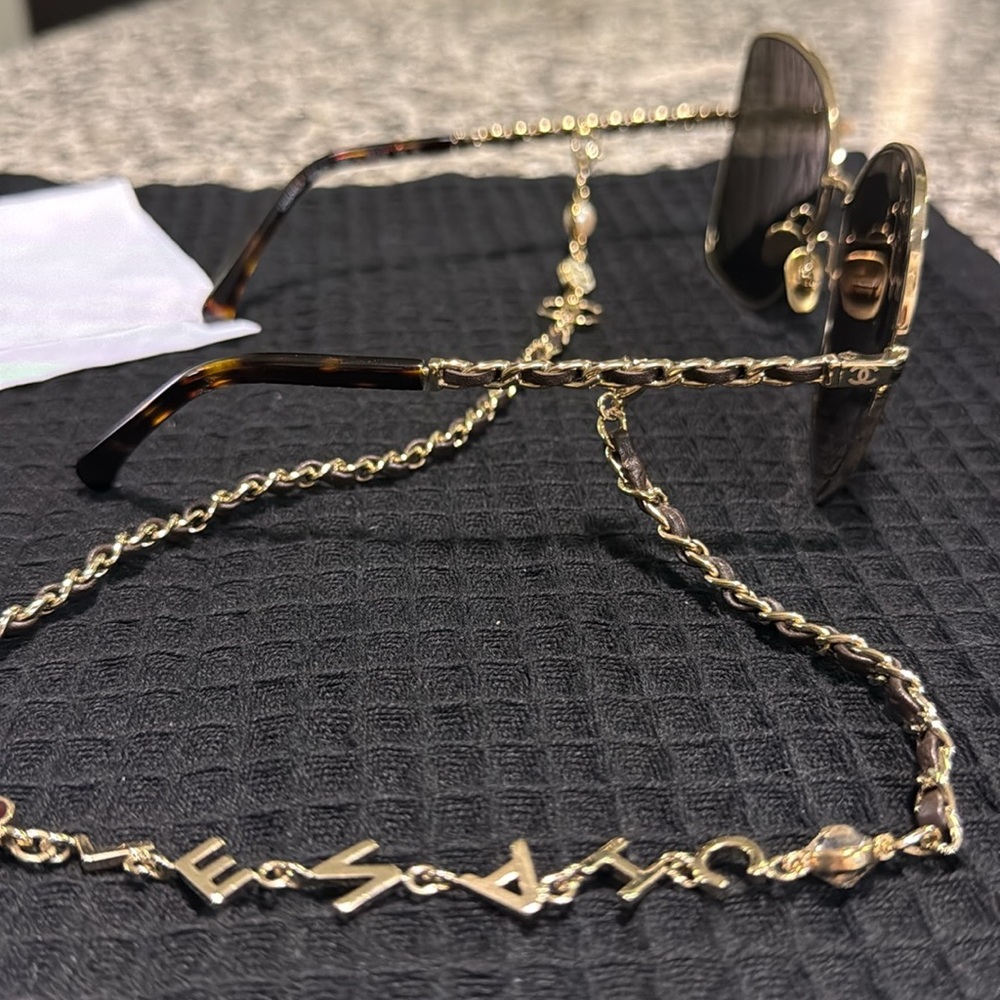Chanel CC interlocking butterfly Sunglasses with chain - Picture 10 of 13